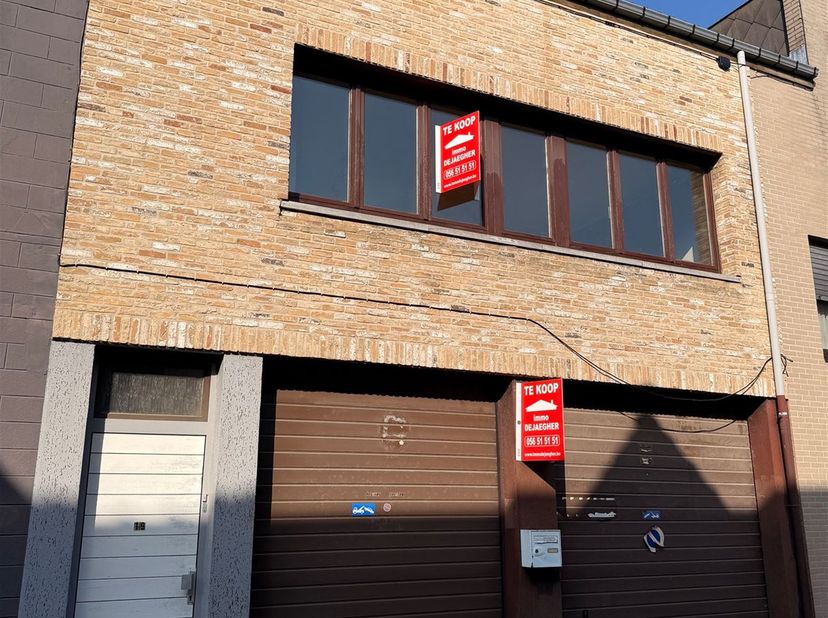 Ruim appartement met inkom, living met open ingerichte keuken, ingerichte badkamer, 2 slaapkamers, ruim terras, berging en grote garage. EPC: 353 kWh/