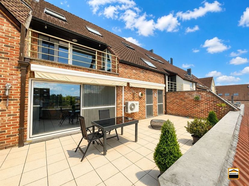 Ruim appartement met 3 slaapkamers en groot zonneterras 50 m² en dubbele<br />
ondergrondse garage in het centrum van Heers.<br />
In het centrum va
