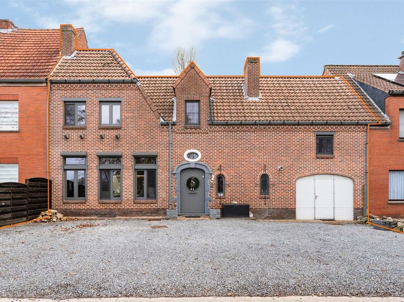 Ruime woning met 5 slaapkamers op centrale ligging vlak bij Beringen centrum.<br />
Belangrijkste troeven:<br />
- Centrale ligging<br />
- Ruime woni