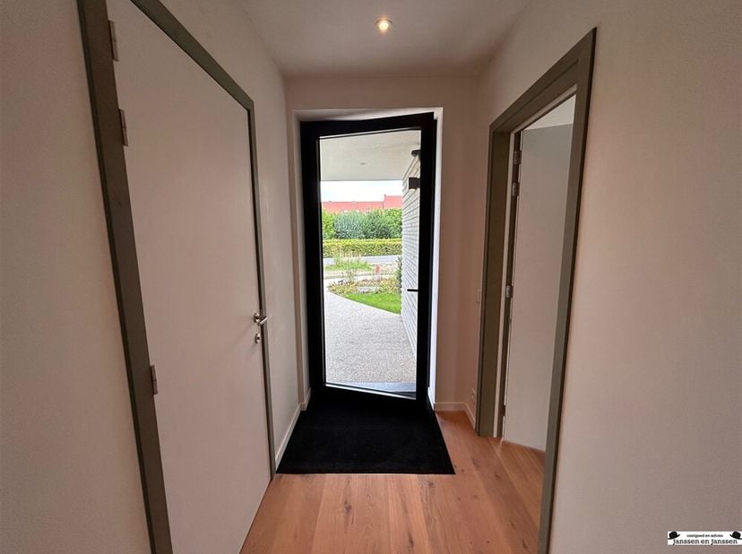 Indeling: Bij binnenkomst komt u terecht in de lichtrijke inkomhal met mogelijkheid tot het plaatsen van een vestiaire kast. Alsook bevindt zich hier