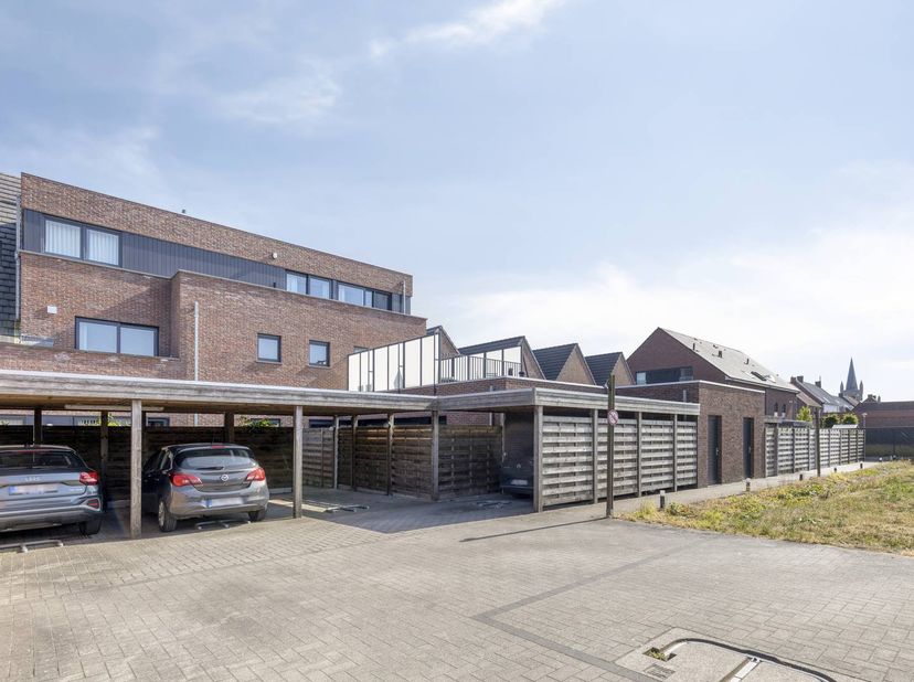 Gezellig, instapklaar en energiezuinig appartement met 1 slaapkamer, prachtig zonneterras, carport en 2 extra staanplaatsen te koop in Hooglede.<br />