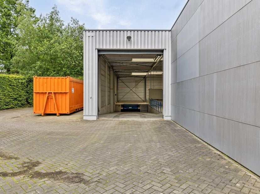 Dit ruime magazijn van ca. 1.800 m² is gelegen in de industriezone van Webbekom te Diest. Dankzij de strategische ligging op de grens van Vlaams-Braba