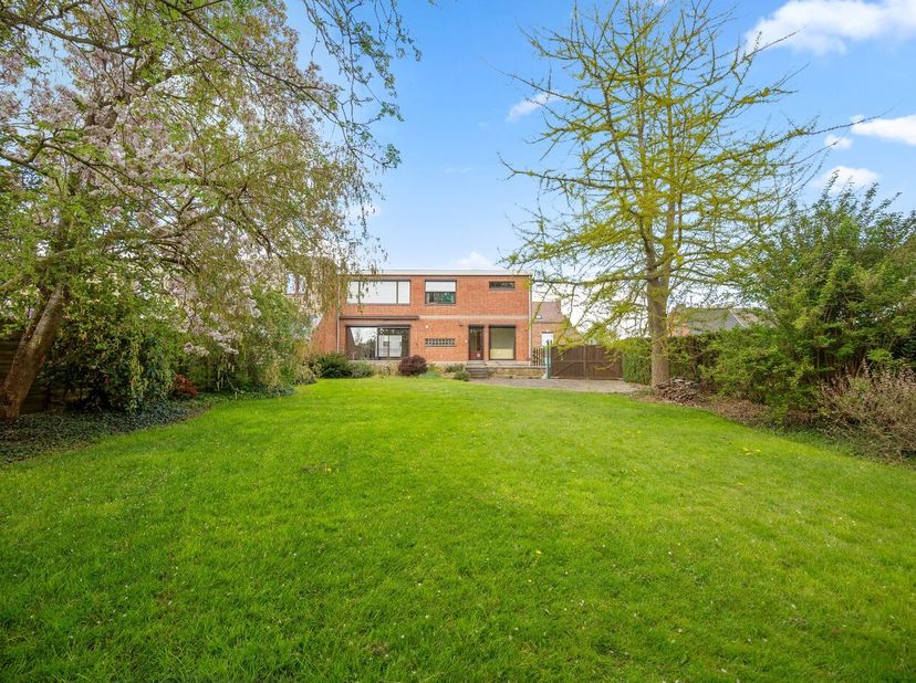 Gelegen in de Raatshovenstraat 73a in Landen, vinden we deze verrassend ruime halfopen bel-etagewoning met tal van mogelijkheden en een uitstekende li