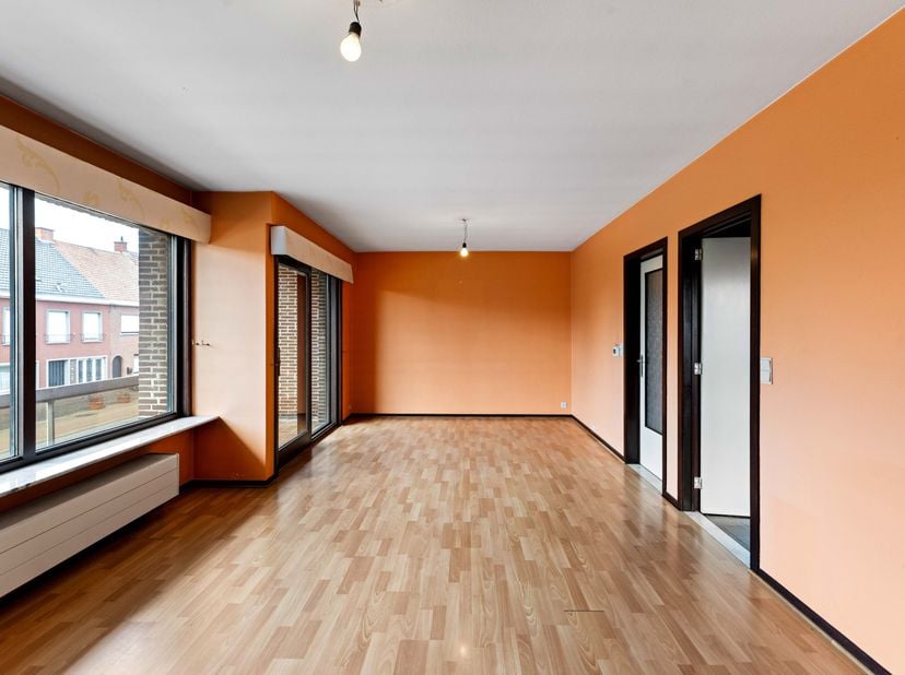 Bent u op zoek naar een ruim appartement waar licht en een praktische indeling hand in hand gaan? Dan zal dit verzorgde appartement op de eerste verdi