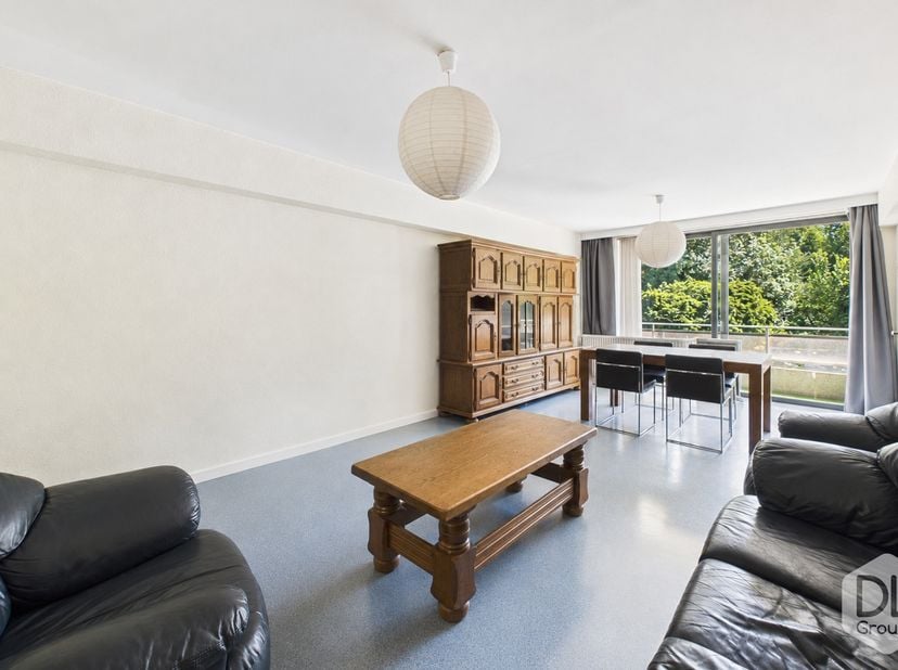 Dit appartement van 84 m², gelegen op de eerste verdieping van een gebouw met lift, bestaat uit een inkomhal die toegang biedt tot de leefruimte van c