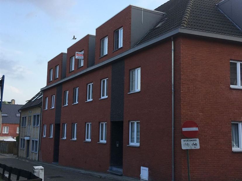 Appartement spacieux situé au centre de Beerse, à proximité des commerces, de l'E34 et des transports en commun.<br />
L'appartement comprend un hall