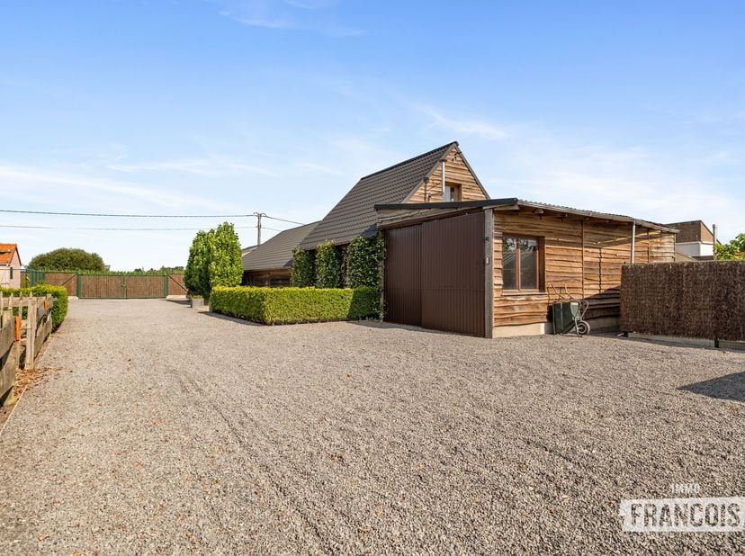 Deze opslagplaats gelegen aan de E403 is niet alleen ideaal gesitueerd tussen Oostkamp en Loppem, het pand biedt tal van mogelijkheden door de verschi