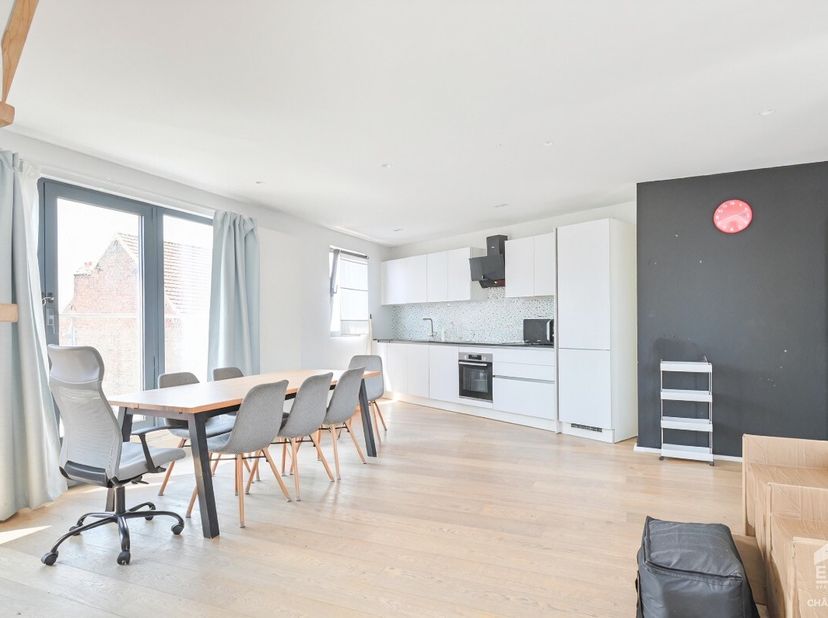 Stalle  Duplexappartement + terras  Ukkel ERA Châtelain stelt u dit duplexappartement met 3 slaapkamers voor, gelegen in een kleine mede-eigendom met