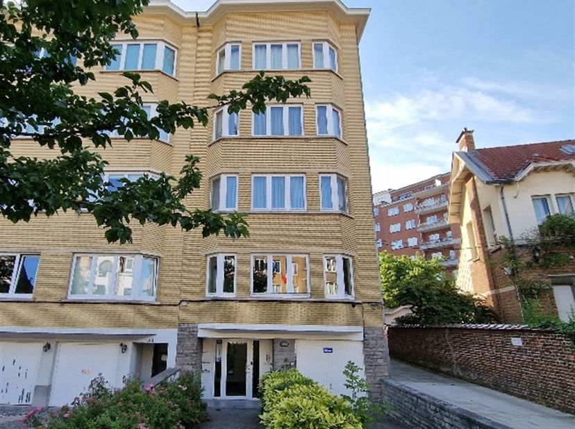 Wijk Sept Bonniers. In een gebouw van 5 verdiepingen met lift, prachtig appartement van +/- 90 m², 2 slaapkamers en een terras. De indeling is momente