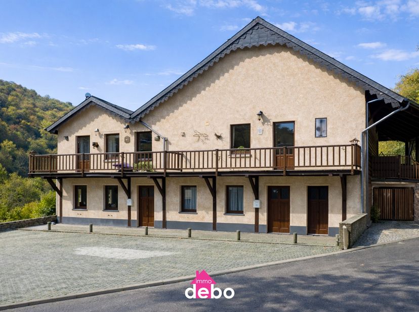Het appartement is gelegen in een geklasseerd dorp " Frahan" - vlak aan de Semois, een&amp;nbsp;doodlopende straat m.a.w. rustig dorpje met weinig inwoner