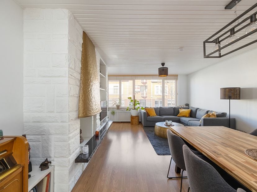 Dit instapklare appartement op de eerste verdieping van een verzorgd gebouw met lift biedt comfort, licht en een prachtig groen uitzicht. Gelegen in e
