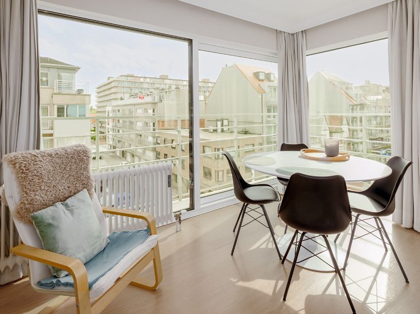 Découvrez ce superbe appartement dangle meublé avec 2 chambres, idéalement situé du côté ensoleillé au cur de Nieuport-bains, au 4 étage, avec une vue