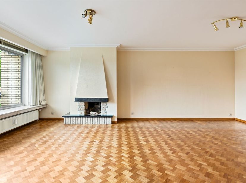 L'appartement est situé au premier étage d'un immeuble bien entretenu avec ascenseur sur la place Wim Saerens à Anvers. L'emplacement est particulière
