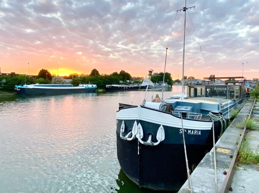 Woonboot Sancta‑Maria (Niet-varend woonschip): rust, ruimte en een open zicht op groen én water.<br />
<br />
Eerste kijkdagen: 15 en 16 maart.<br />