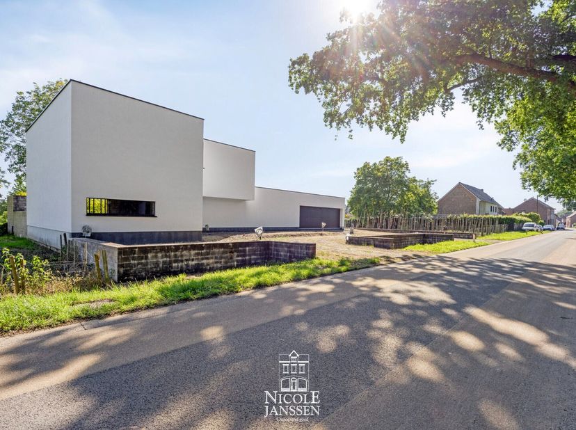 Deze eigendom biedt een unieke combinatie van wonen en werken of dubbel wonen. Het linkergedeelte betreft een totaalrenovatie die momenteel in casco (