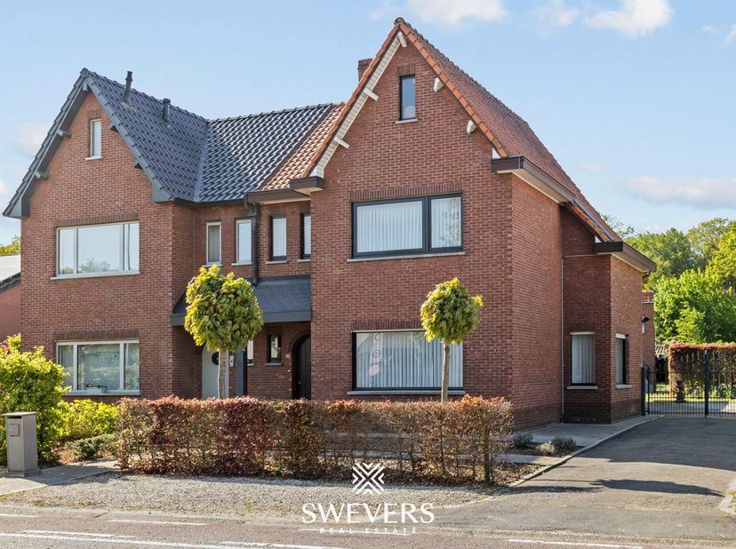 Voor meer info en foto’s, surf naar www.swevers.be – Deze halfopen woning in de Onze-Lieve-Vrouwstraat 69 in Heusden-Zolder biedt veel ruimte, licht e