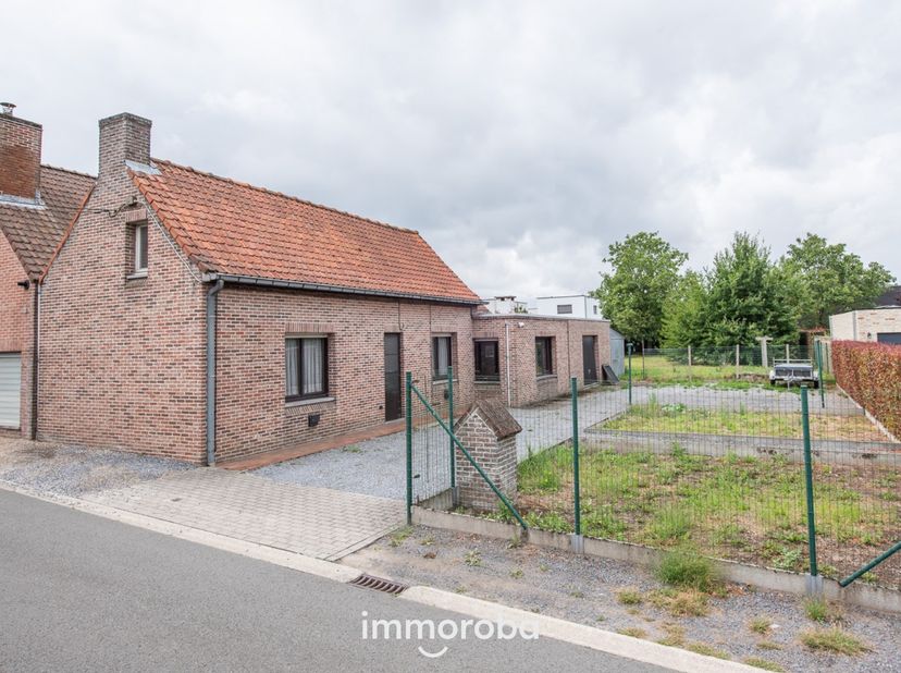 Een halfopen bebouwing in een rustige straat vlakbij centrum Zulte.<br />
Op wandelafstand van handelszaken en openbaar vervoer.<br />
<br />
De wonin
