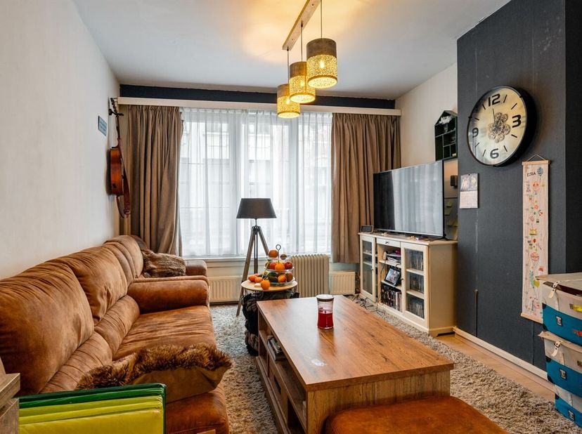 Deze instapklare rijwoning met vier slaapkamers is gelegen aan de Berlarij te Lier. Dankzij deze uitstekende locatie bevindt u zich op wandelafstand v