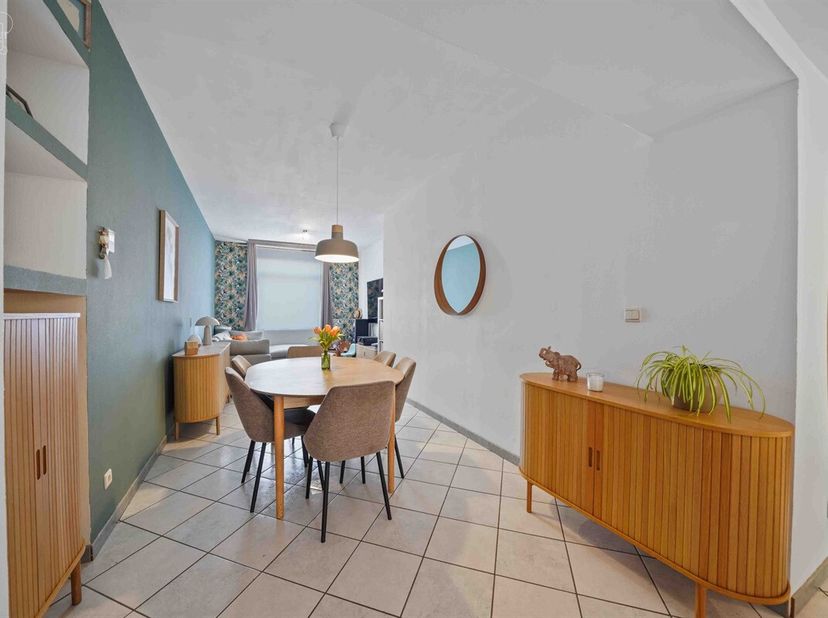 Jolie maison de ville située à deux pas de la Lys. Se compose d'un hall d'entrée desservant un séjour, une cuisine équipée, une salle de bain, une bua