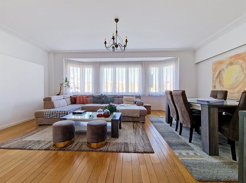 Wijk Sept Bonniers. In een gebouw van 5 verdiepingen met lift, prachtig appartement van +/- 90 m², 2 slaapkamers en een terras. De indeling is momente