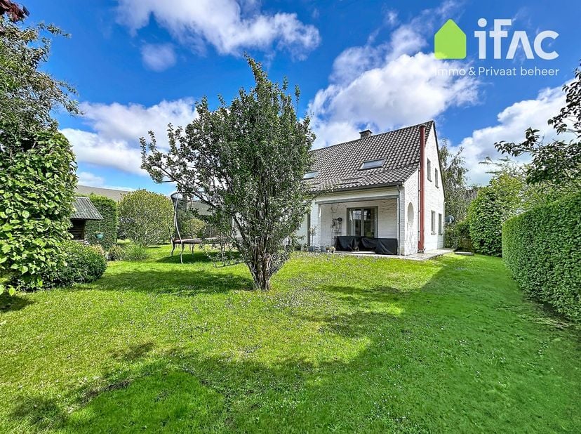 Belle villa de 5 chambres récemment rénovée dans un endroit fantastique et résidentiel !<br />
<br />
Spacieuse villa avec au rez-de-chaussée, hall