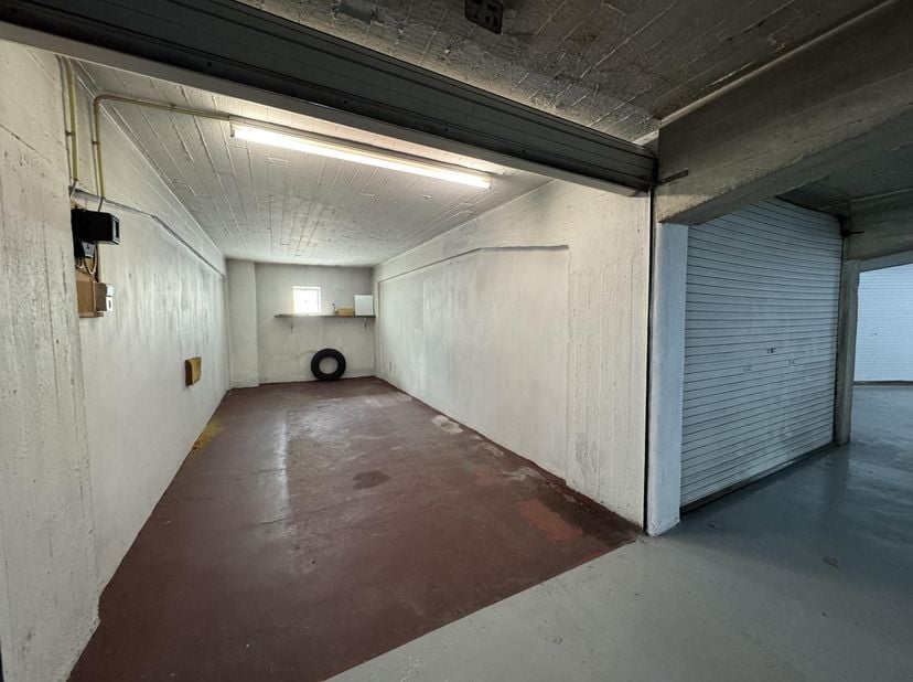 Garagebox (15m²) op de derde verdieping gelegen in de parking "RITZ" - pal in het hart van de dynamische stad Oostende - ideaal geschikt voor lange wa