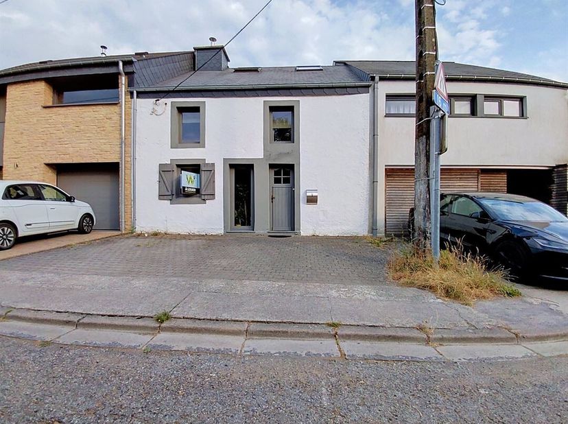 W Immobilière vous propose à la location cette charmante fermette entièrement rénovée avec goût, située dans le paisible village de Vance.<br />
Cette