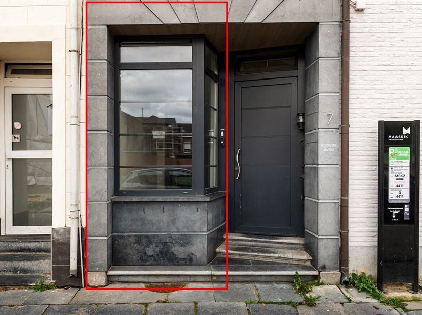 Propriété commerciale polyvalente avec licence de logement près du marché de Maaseik<br />
Cet immeuble commercial de plain-pied (env. 55 m² net) est