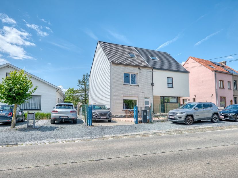Bent u op zoek naar een ruime gezinswoning met tal van mogelijkheden? Dan is deze verzorgde woning zeker een bezoek waard. Dankzij de praktische indel