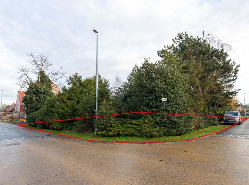 GUNSTIG GELEGEN BOUWGROND -<br />
<br />
Bestemd voor open bebouwing.<br />
<br />
Bijzonderheden:<br />
- gunstig gelegen grond nabij het centrum van