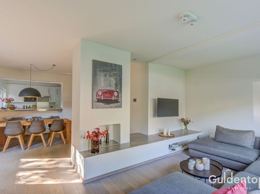 In de rustige en gegeerde Oosterveldlaan bevindt zich dit instapklare gelijkvloers hoekappartement met 2 volwaardige slaapkamers, een ruim terras en e
