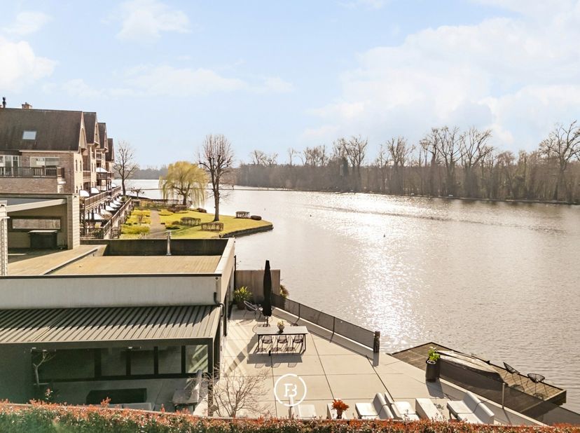 Waar de meeste eigendommen er uitkijken op het Donkmeer, leeft deze eigendom er letterlijk mee.<br />
<br />
Gelegen op een perceel van ca. 760 m², in