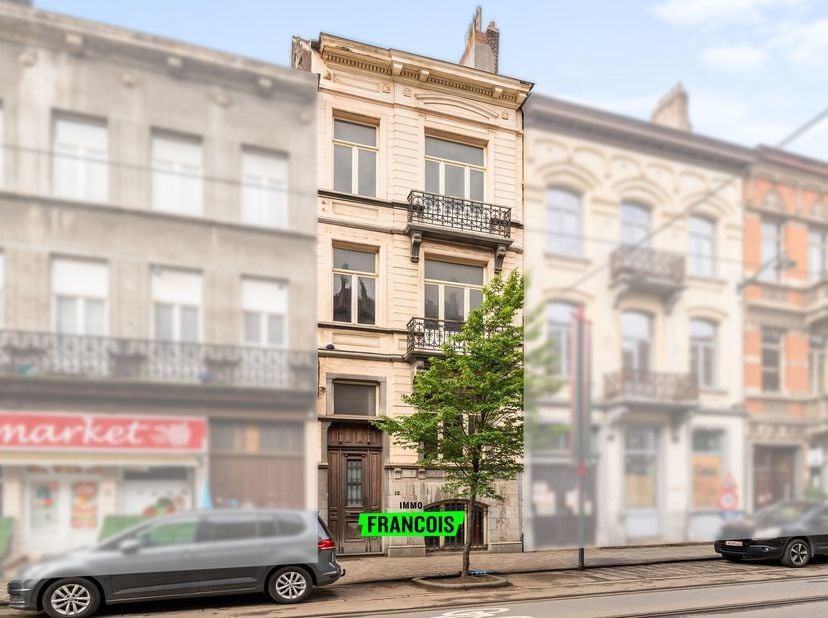 Vous cherchez une maison de caractère à vendre à Anderlecht avec de beaux volumes et un fort potentiel ? Située à deux pas de la maison communale, cet