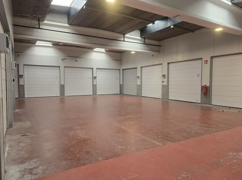 Bent u op zoek naar een ruime garagebox in Oostende voor uw wagen, extra opslagruimte of als interessante investering? Dan zijn deze garageboxen preci