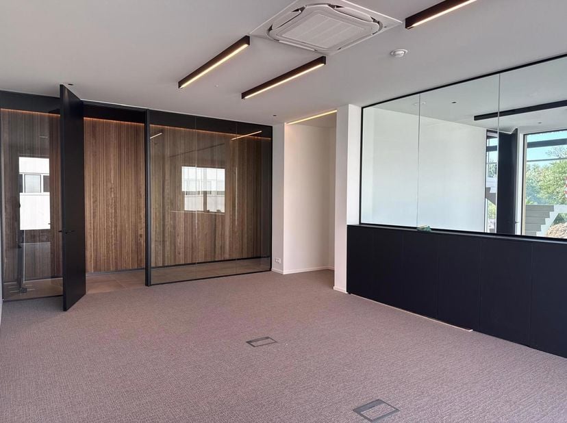 BELANGRIJKSTE KENMERKEN<br />
- nieuwbouw magazijn met kantoor<br />
- 3.000m² magazijn<br />
- 300m² gelijkvloers kantoor, 260m² kantoor op verdiep 1