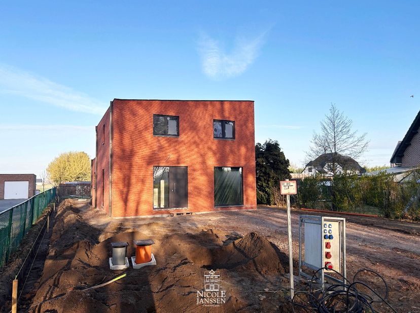 Deze nieuwbouwwoning ligt op een mooie locatie in het charmante Kessenich, bekend om zijn natuur en authentiek karakter. Dankzij de gunstige ligging z