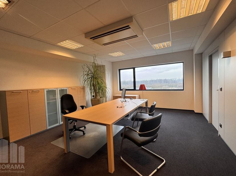 Instapklare en volledig gemeubelde kantoorruimte op de eerste verdieping van 450 m² te huur op een uitstekende locatie in Oostkamp.<br />
<br />
Het r