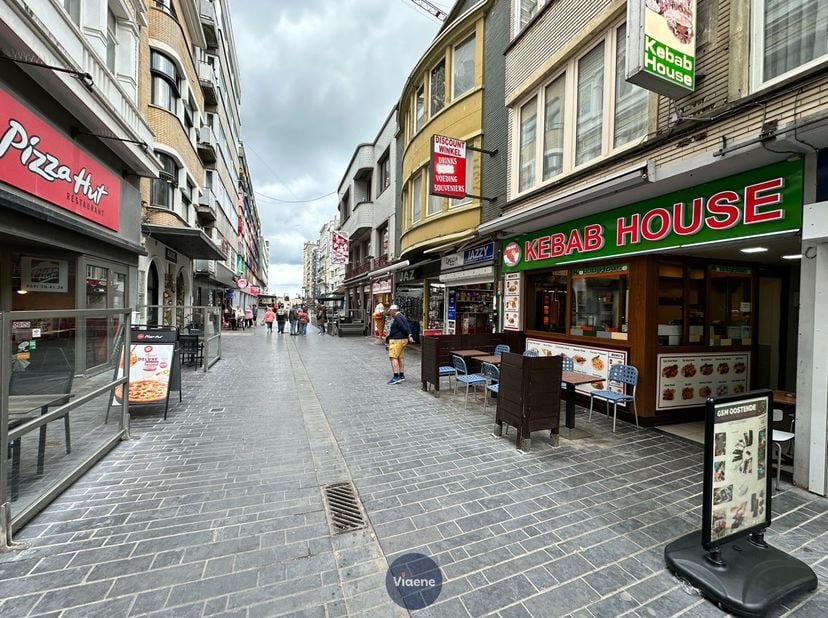 Pita restaurant 'Kebab House' - zeer commercieel gelegen in de Vlaanderenstraat met bekende buren als Mcdonalds, Pizza Hut, Bel Chicken, O'Taco's en L