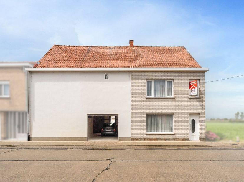 Te koop: te renoveren halfopen woning met loods op perceel van 1.775 m² in Oeselgem. Op zoek naar een woning met ruimte, mogelijkheden en een uitzonde