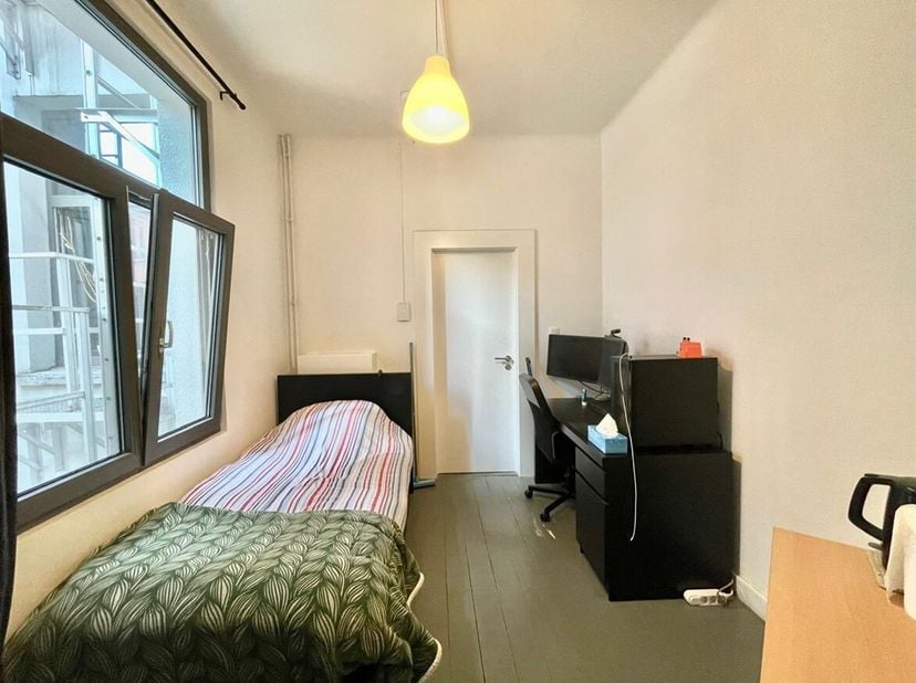 UNIQUEMENT POUR LES ÉTUDIANTS (POUR LES VISITES, APPELEZ LE +32 384 14 14)<br />
Cette chambre d'étudiant est située au centre d'Anvers. La chambre es