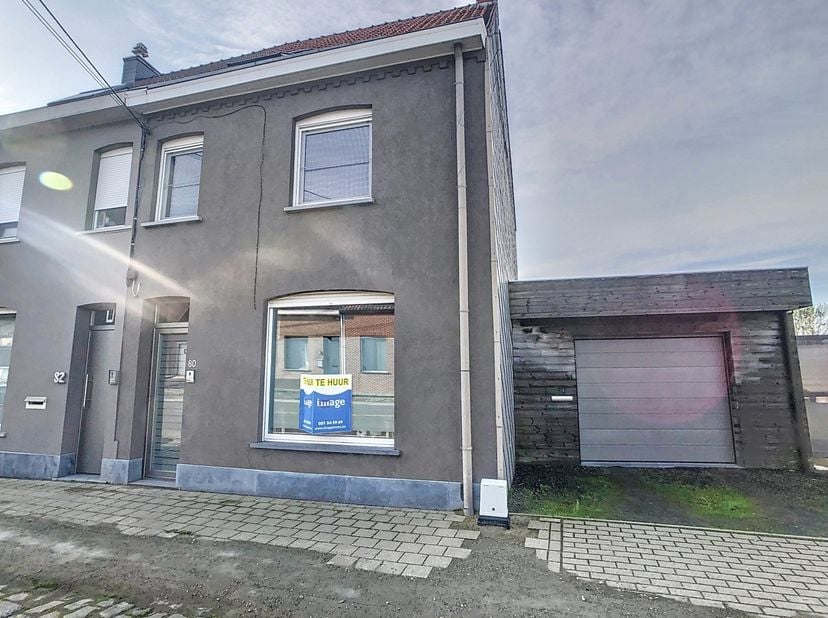 Deze volledig gerenoveerde woning is gelegen nabij het centrum van Kortemark, op wandelafstand van winkels, openbaar vervoer,... De woning is volledig