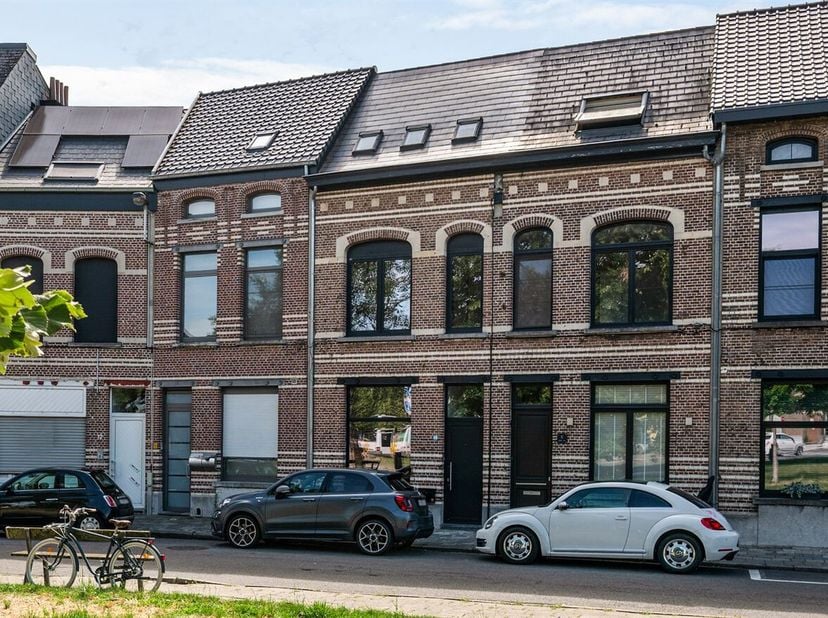 Prachtig gerenoveerde, gemeubelde woning met 2 slaapkamers en gezellige tuin in het hart van Lier<br />
Ligging<br />
Deze charmante woning geniet van
