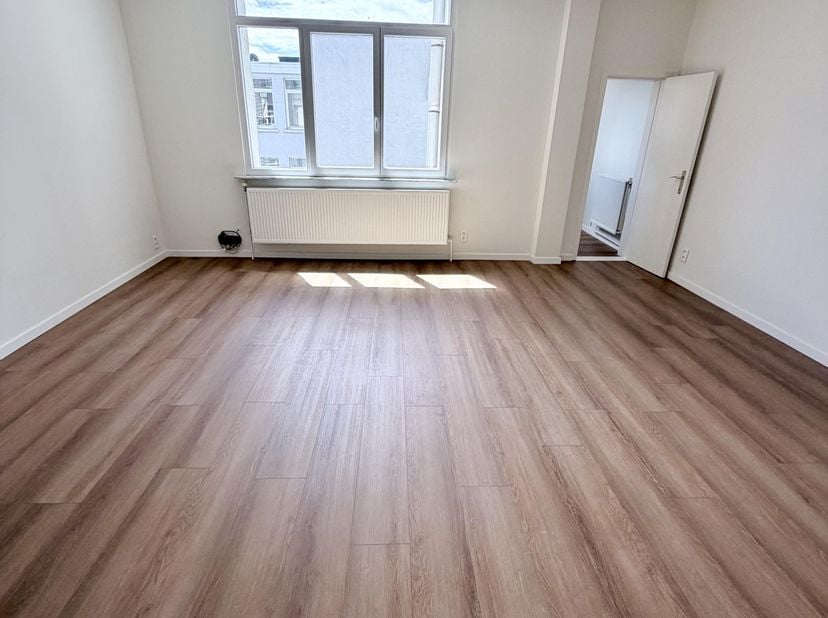 Volledig gerenoveerd 2-slaapkamerappartement<br />
<br />
Welkom in dit lichtrijke en volledig gerenoveerde appartement op de derde verdieping van een