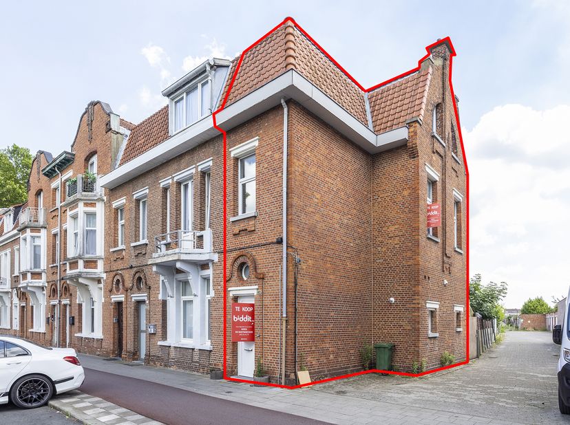 MOOIGELEGEN HOB MET TUIN<br />
<br />
Oppervlakte 125 m². Kelder. Gelijkvloers: hal, living, terras, veranda, keuken, berging. 1ste verdieping: wc, ba