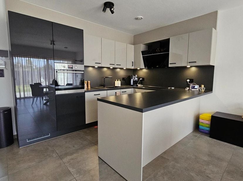 Energiezuinige woning met 3 slaapkamers en zonnepanelen.<br />
<br />
Deze recente en energiezuinige woning is rustig gelegen in Vucht.<br />
<br />
B