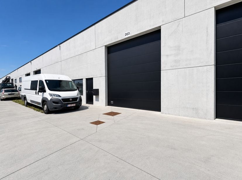 Deze nieuwe KMO-unit met een oppervlakte van +/- 265 m² ligt op een vlot bereikbare locatie langs de Kortrijkseweg (N43) in Waregem. Deze as verbindt