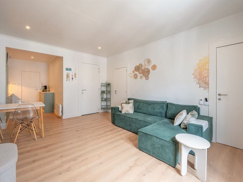 Droomt u van een comfortabel appartement aan zee, waar rust, licht en een centrale ligging samenkomen? Dan is dit verzorgde appartement op de derde ve
