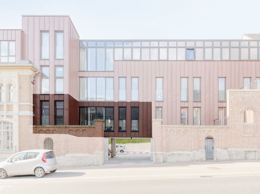 Nieuw en zeer kwalitatief appartement op het eerste verdiep te koop in residentie Arnoldus in Beselare met prachtige leefruimte, mooi terras en 2 slaa