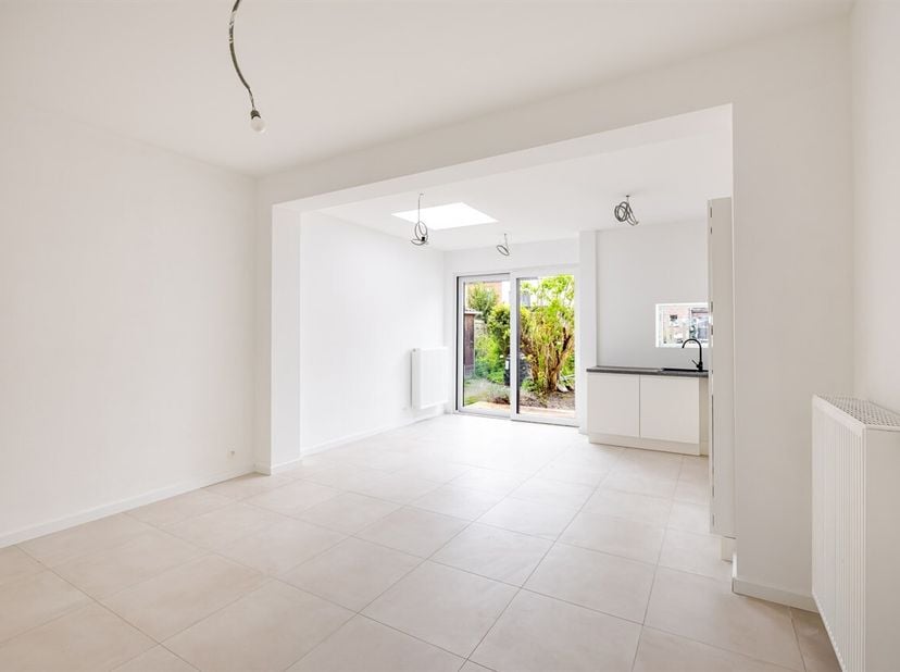 Grotendeels gerenoveerde en instapklare woning uit 2026, rustig gelegen in een aangename woonwijk op wandelafstand van het centrum en het station.<br