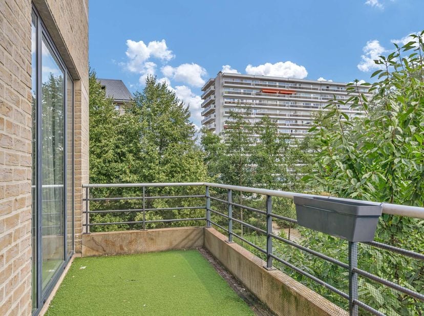 Idéalement situé dans le quartier du Broeck à Anderlecht, à proximité du Westland Shopping, au 2ᵉ étage d'un immeuble récent, nous vous proposons ce s